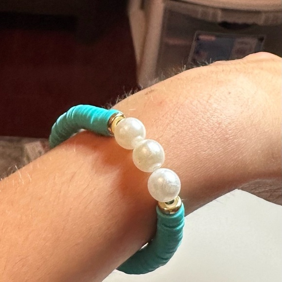 Teal clay bead bracelet with pearls - Picture 3 of 3